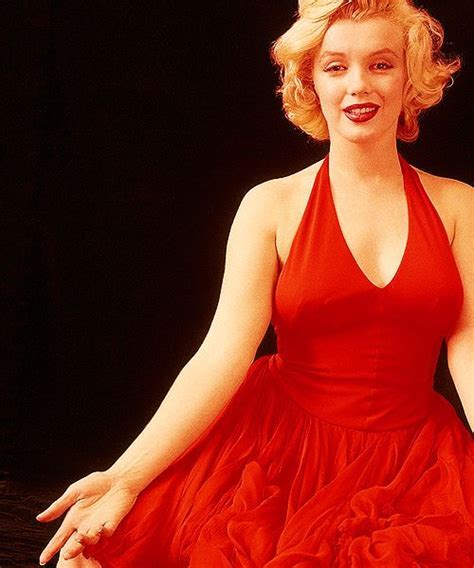 marilyn monroe red dress sitting photo by milton greene 1957 mit bildern wunderschöne