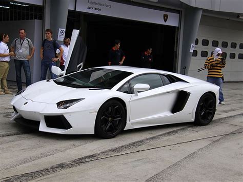 It's just a quick video of it driving off, but it looks amazing! Luxury Lamborghini Cars: Lamborghini Aventador White