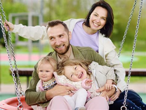 Vrolijke Familie Met Twee Kinderen Die Plezier Hebben Op Speelplein In