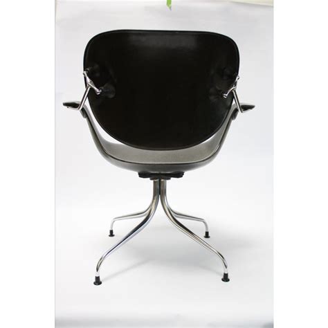 Ingenious engineering merges four legs into a center post with quad footing. George Nelson DAA Swag Leg "Platypus" Chair | Chairish