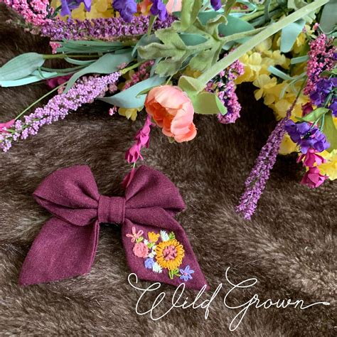 Pull the embroidery floss tight and knot the center. Floral wildflower hair bow | Embroidered hair bows, Ribbon flower tutorial, Hair ties diy