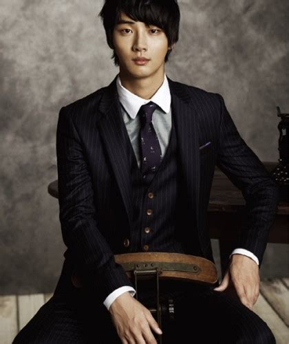 One of yoon si yoon's most incredible talents is his ability to take on diverse roles convincingly. Yoon Si Yoon Resimleri - Sinemalar.com