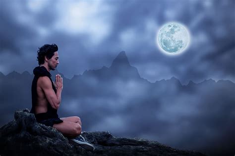 山に座っている男瞑想、 瞑想、 男、 瞑想、 休息、 ヨガ、 月明かり、 月、 瞑想座、 リラクゼーション、 サイレント、 ロック、 岩の上に