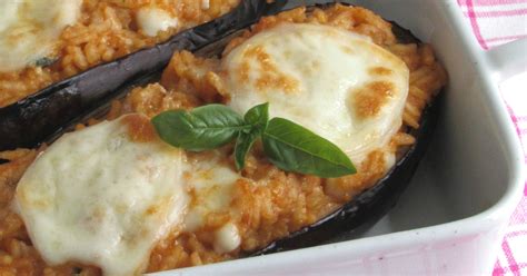 Antipasti, contorni, primi e secondi piatti, le melanzane ci permettono di portare ogni giorno a tavola un piatto diverso. Melanzane ripiene di riso e scamorza filante | Il chicco ...