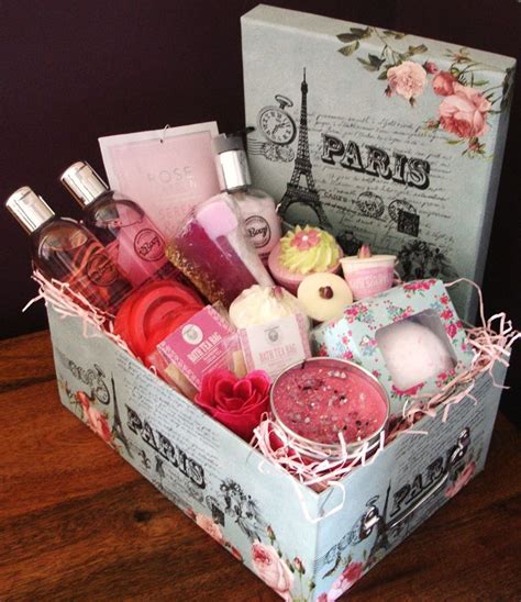Pamper hamper gifts for her. Design something special to give your gift the personal ...