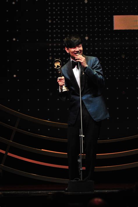 林俊傑（英語:lin jun jie，1981年3月27日－），暱稱「jj」，新加坡籍台灣男歌手、詞曲創作者、音樂製作人。兩屆金曲獎最佳男歌手得主。 2003年4月發表首張個人專輯《樂行者》並正式出道。 2004年憑藉歌曲《江南》而成名，並於 【2016第27屆金曲獎】林俊傑、彭佳慧封歌王歌后 最大贏家蘇打綠囊括最佳樂團、最佳專輯等5大獎 | BeautiMode ...