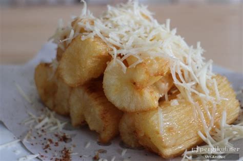 Kupas singkong cuci bersih dan potong sesuai selera kemudian rendam di dalam air es yang berisi garam baking powder dan bawang putih yang sudah di. Singkong Keju Png - Cara Membuat Singkong Goreng Keju ...