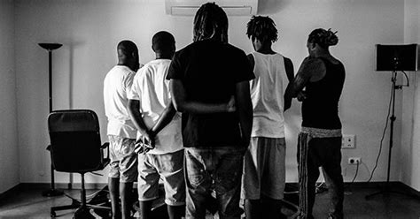 Depois do lançamentos não a muito tempo atrás das músicas exagera e gaguejei com deezy, prodígio acaba de disponibilizar mais uma grande música para os seus fãs. Prodígio - Não fala comigo Download