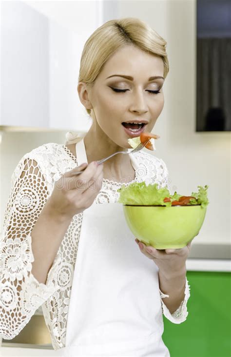 Mujer Que Come La Ensalada Vegetal Imagen De Archivo Imagen De