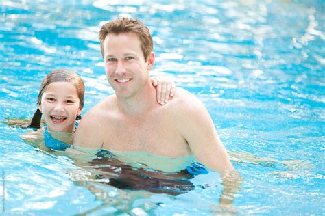 Swimming Father Daughter Time In Swimming Pool Del Colaborador De