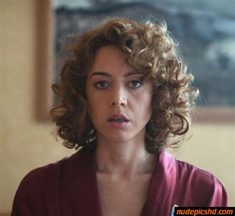 Curly Haired Aubrey Plaza Nude Leaked Porn Photo 886041
