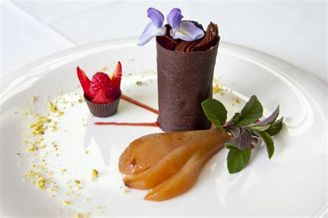 Uno dei suoi signature dish è questo tiramisù di baccalà e patate con lardo di cinta senese. Le ricette dolci con pere di Luisa Valazza ...