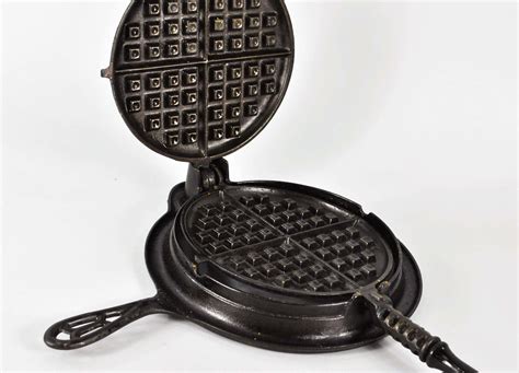 1901 Griswold New American No8 Cast Iron Waffle Maker From Erie Pa