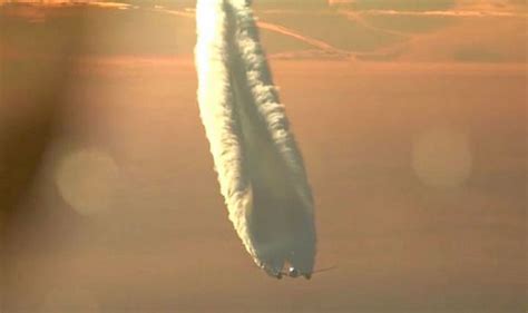 Proof Of Chemtrails Video Shows Boeing 787 With Monster Vapour Trail