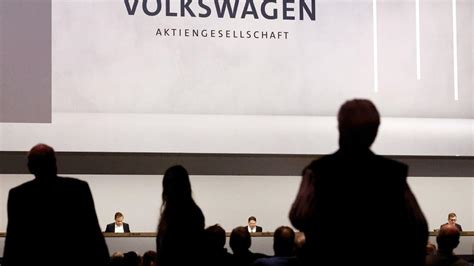 Geldregen mit Kritik VW Aktionäre über Porsche Börsengang WELT