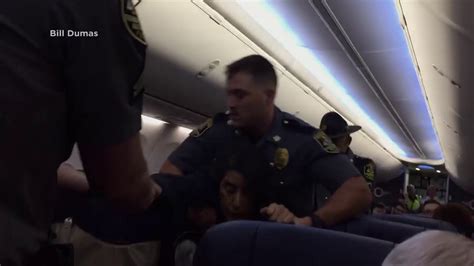 Video Woman Dragged Off Southwest Airlines Flight Youtube