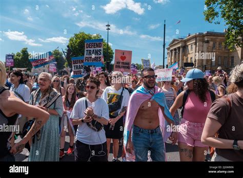 Trans Comunidad y Apoyo hacen su marcha anual a través de Londres