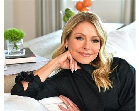 Kelly Ripa Exact Diet And Exercise Routine 2023 Fabbon