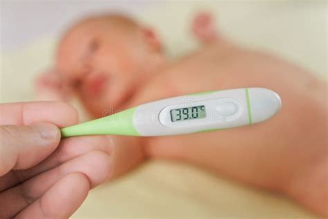 Termometro Con Il Bambino Neonato Ad Alta Temperatura E Malato Immagine