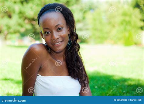 Verticale D Une Belle Fille Noire Image Stock Image Du Dame Fille