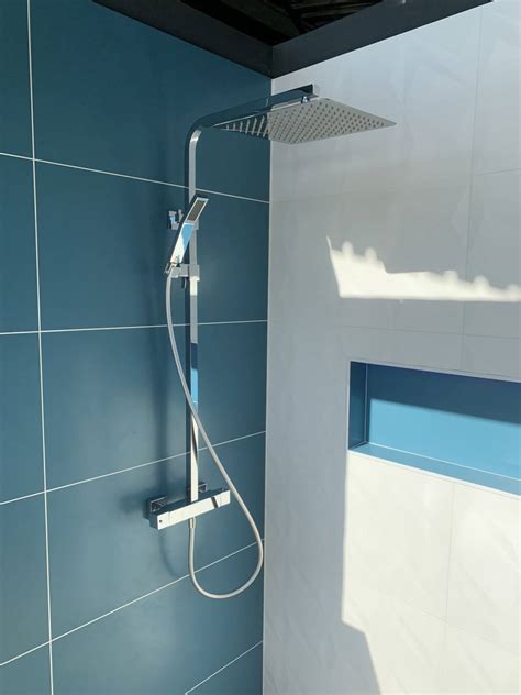 Un mur doté de carreaux bleu foncé pour une salle de bain avec baignoire très chic. Salle de bain faïence bleu canard en grand format au ...