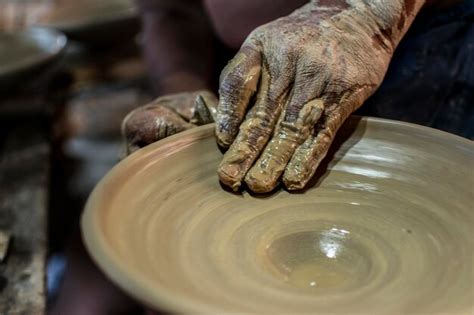 Mão Do Artesão Criando A Arte Da Cerâmica Em Uma Olaria Maragogipinho