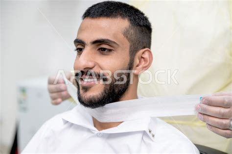 شاب سعودي خليجي في صالون الحلاقة ، ايماءات وجه مختلفة ، الحصول على مظهر انيق و رائع ، الاهتمام و