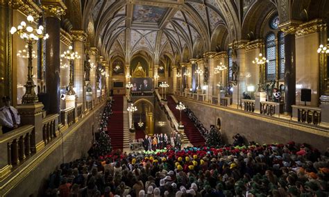 Az eseményen a kormányfő mellett részt vett kövér lászló, a magyar országgyűlés elnöke, lázár jános, miniszterelnökséget vezető miniszter, handó tünde, az országos bírósági hivatal elnök asszonya, polt péter legfőbb ügyész. Gyermekkarácsony a Parlamentben | BudaPestkörnyéke.hu - az ...