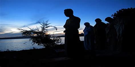 Akan tetapi kalau yang menyebar di puncak gunung, diharamkan minuman bagi yang berpuasa dan terlewatkan haji.' ibnu qudamah rahimahullah berkata, secara umum, waktu subuh masuk dengan terbitnya fajar kedua berdasarkan ijma (konsensus para ulama'). Waktu Shalat dan Energi Alam