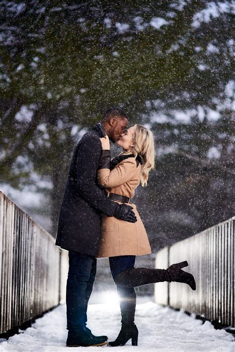 41 Stunning Winter Engagement Photo Ideas