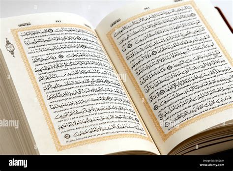 Koran Kuran Buch Isoliert Auf Wei Em Hintergrund Stockfotografie Alamy