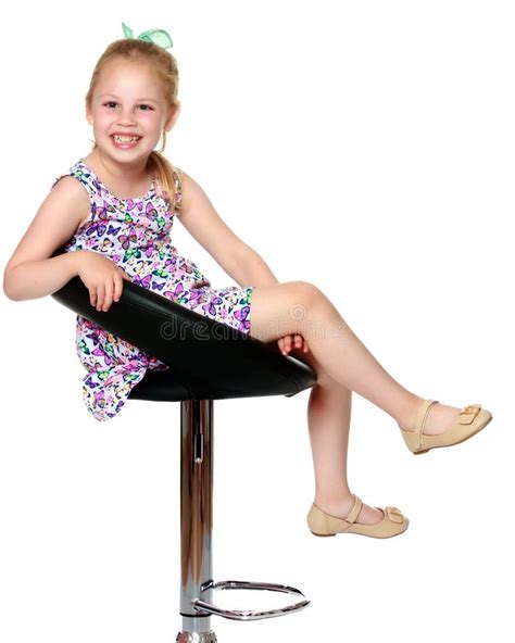 Kleines M Dchen Sitzt Auf Einem Stuhl Stockfoto Bild Von Ausdruck
