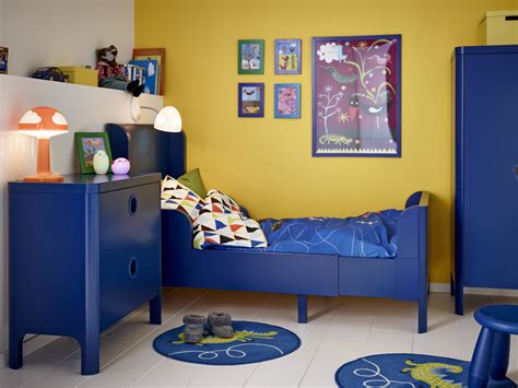 Get bedding in the season's new colours, switch your lighting, add air purifying plants, curate a wall display and hang. Creative IKEA Bedroom for Kids | atzine.com