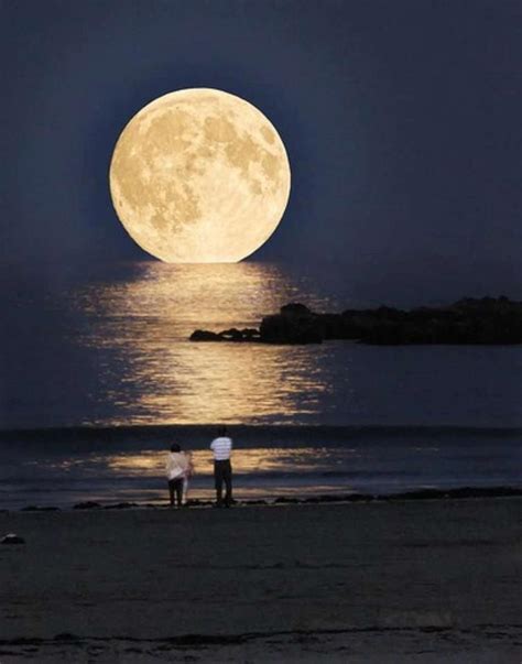 Oggi, nella notte tra il 7 e l'8 aprile 2020 mettiamoci tutta davanti alla finestra perché potremo quella della notte tra il 7 e l'8 aprile sarà la superluna (luna piena) più vicina alla terra dell'anno. LA LUNA OGGI: FOTO LUNA