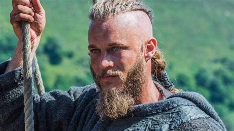 El impresionante cambio físico de Travis Fimmel el actor que dio vida