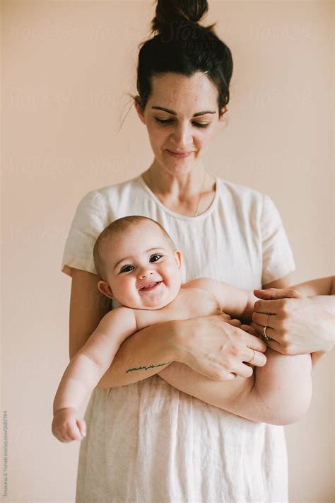 Mom Holding Naked Baby Del Colaborador De Stocksy Pink House Organics Stocksy