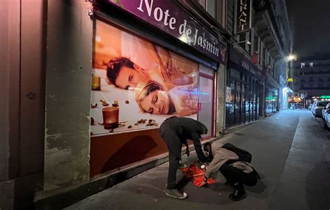 Prostitution Dans Les Salons De Massage Ils Taguent Les Trottoirs De Paris Pour Faire Honte