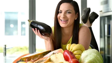 Are These The 6 Most Weird And Wacky Diets Ever Freelee The Banana Girls Menu Makes Our List