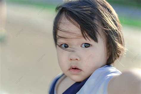 Big Eyes Cute Baby Girl Outdoor Big Head Photography Picture In The