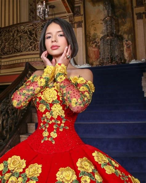 Ángela Aguilar deja babeando a sus fans con un entallado vestido Qué
