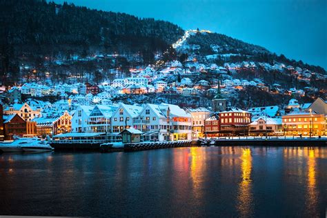 Night View Of Bergen Norway Bergen Noruega Nocturno