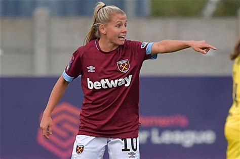 Which player or team should i train west ham womens player julia simic spoke at counter attack podcast live on her career, how far. West Ham Frauen : Fussball U 19 Sturmer Nsereko Wechselt ...