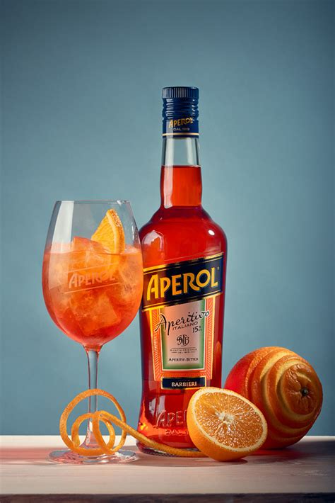 Prepare, serve and enjoy the perfect orange aperitif. Aperol Spritz - Katja Hiendlmayer