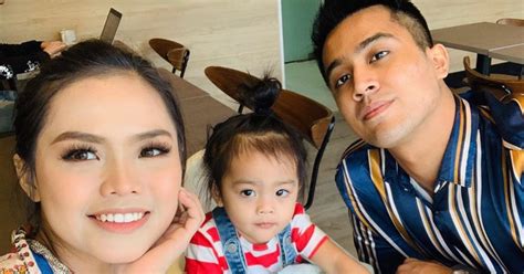 Instagram personality who rose to fame by posting family and lifestyle photos to her. Peminat Sokong Bella Astillah Kembali Bersama Aliff Aziz