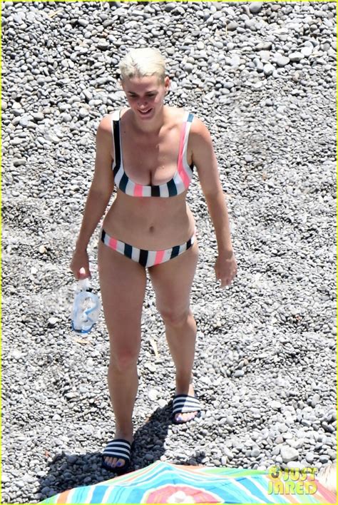Katy Perry Wears A Striped Bikini At The Beach In Italy Photo 3925727 Bikini Katy Perry
