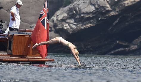 Gillian Anderson Shows Off Her Washboard Abs In A Bikini Daily Mail