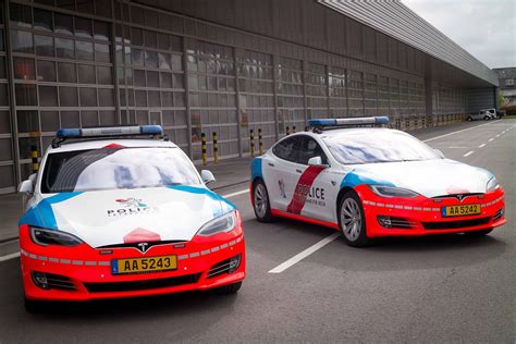 They will join other interesting cars currently found in their ranks, from a couple bmw 530d models to some turbo volkswagen passat sedans. Tesla Model S Police Car 3 - TESLARATI