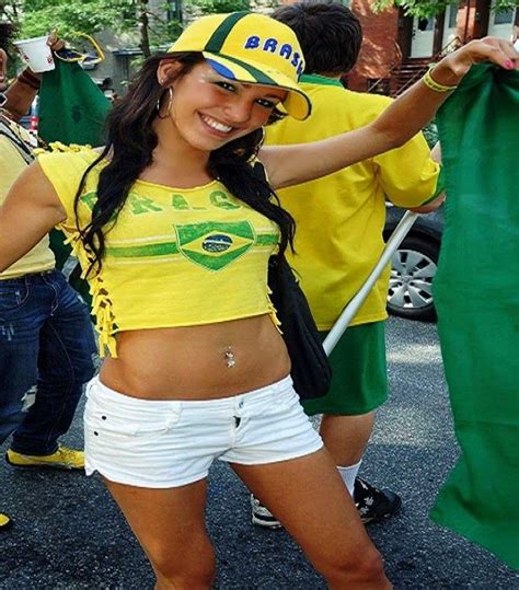 جميلات البرازيل يستقبلن نجوم المونديال Hot Football Fans Football Girls Soccer Girl Soccer