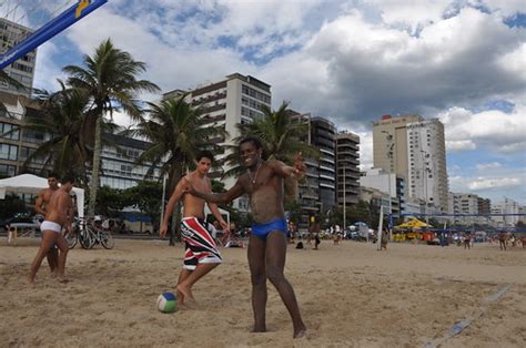 mike vondran playing beach volleyball ipanema beach rio … flickr