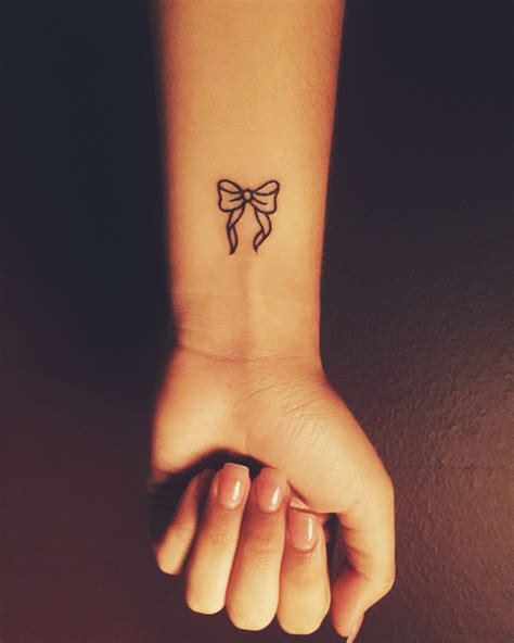 Die Besten 25 Cute Wrist Tattoos Ideen Auf Pinterest Einfache
